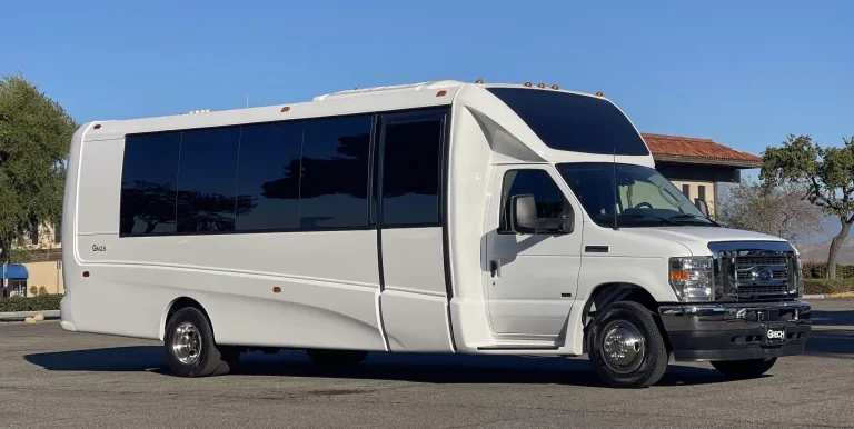 2017 Ford E450 Vista Lounge Exterior 768x386