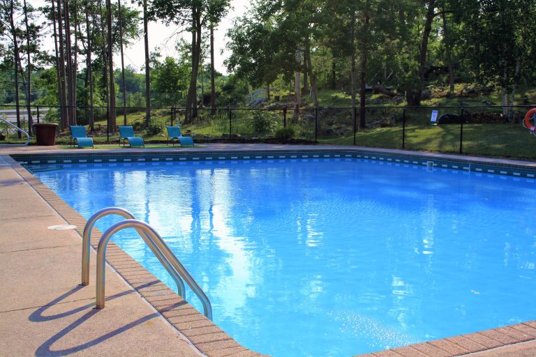 Outdoor pool 2 768x512