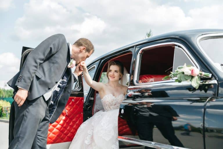 Choosing the Perfect Limousine Car for Your Wedding Day 768x512